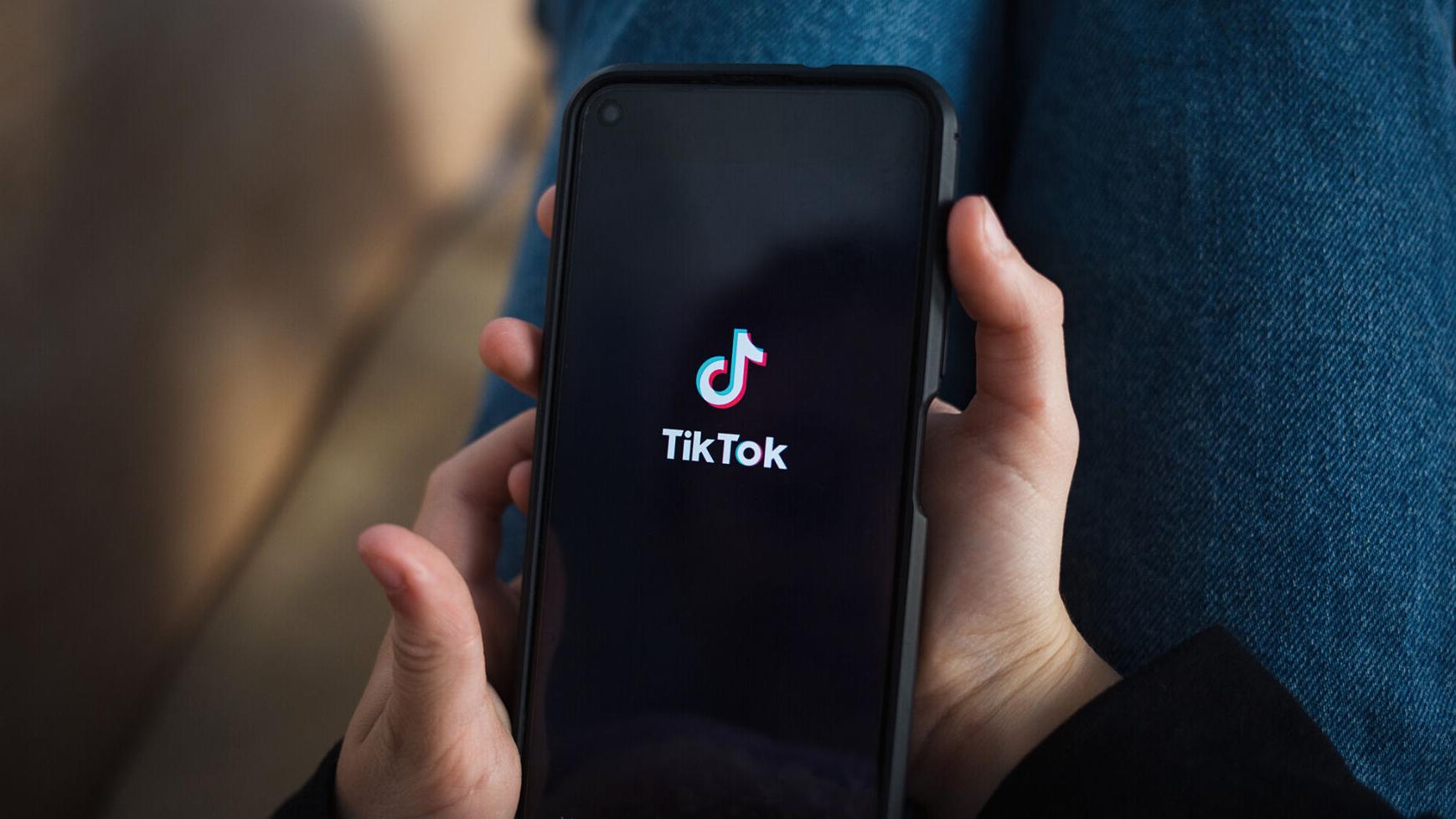 FCC commissioner calls for TikTok ban
